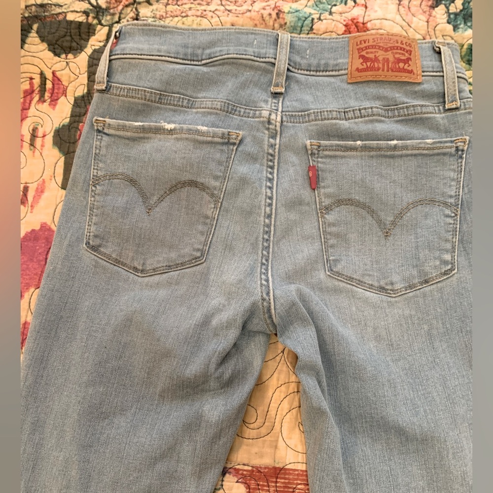 🩷LEVI’S🩷710 SUPER SKINNY LIGHT WASH DENIM. FACTORY DISTRESSED. - Picture 6 of 7